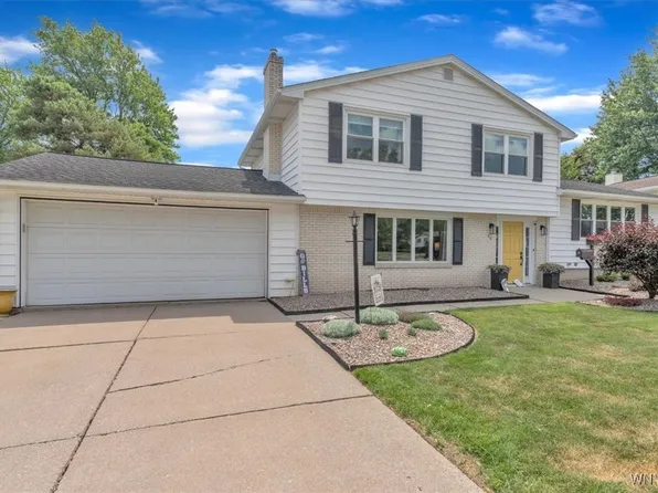 48 Woodbury Dr, Lockport, NY 14094