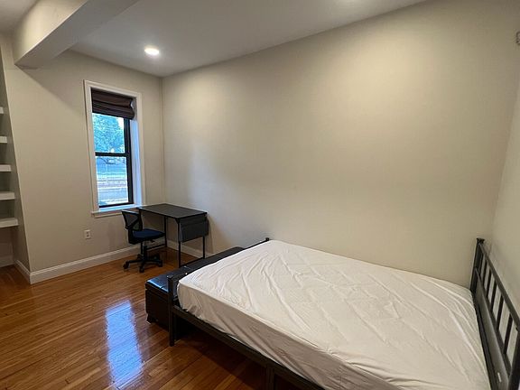 4th image of 2021A Commonwealth Ave #1