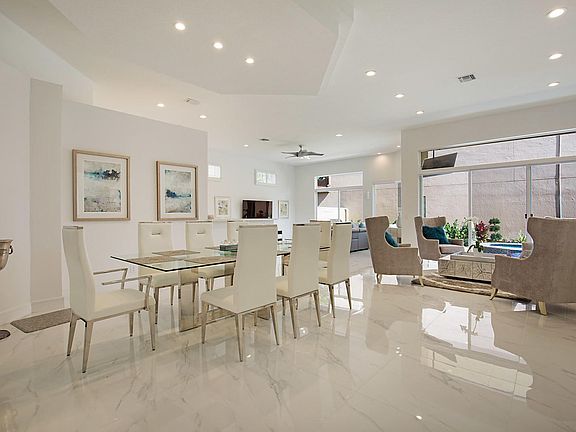 Home For Sale In Woodfield Country Club