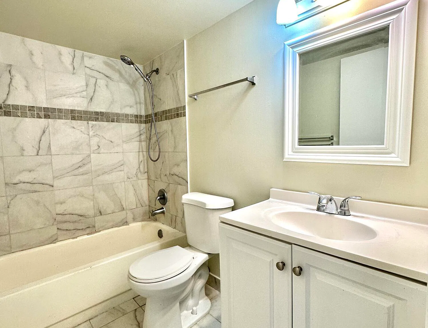 1 bed, 1.0 bath, 704 sqft, $1,700 — Photo 2