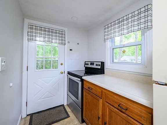 4th image of 13 Coach House Ln