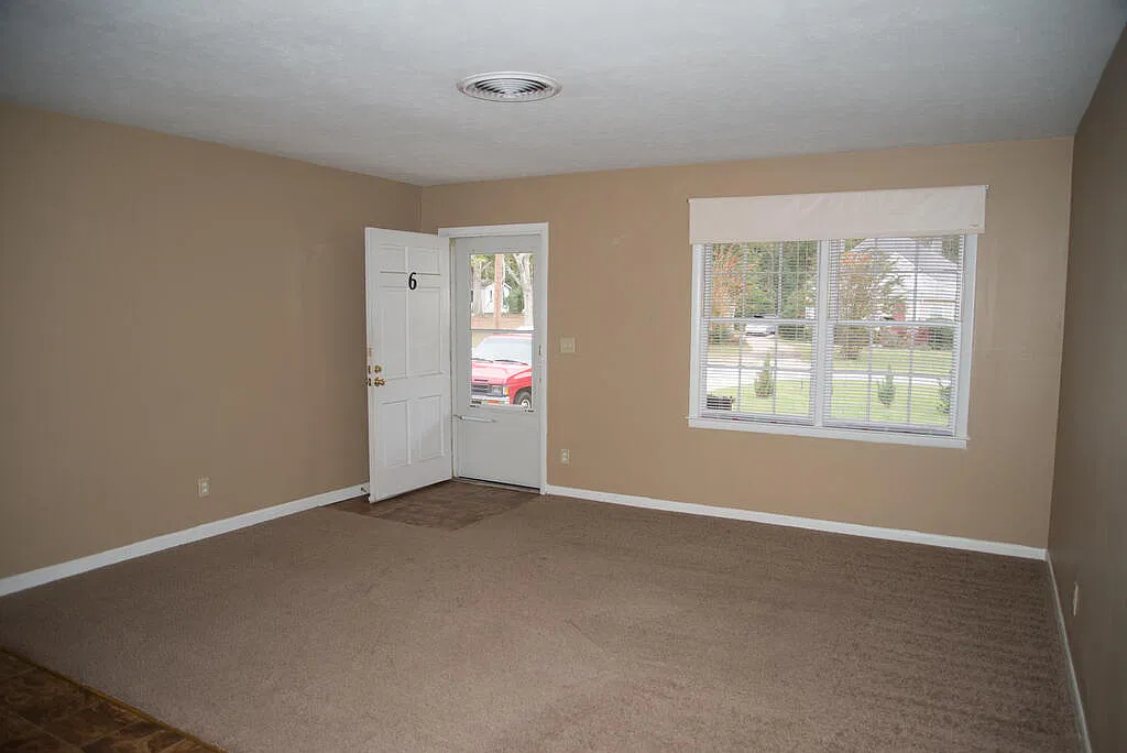 3 bed, 1.5 bath, 1044 sqft, $1,150 — Photo 2