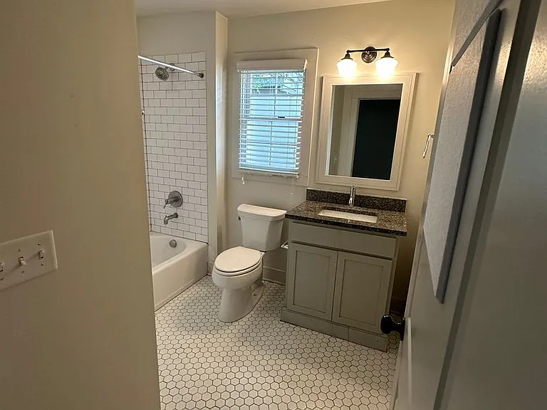 614 E Henry St — Photo 19
