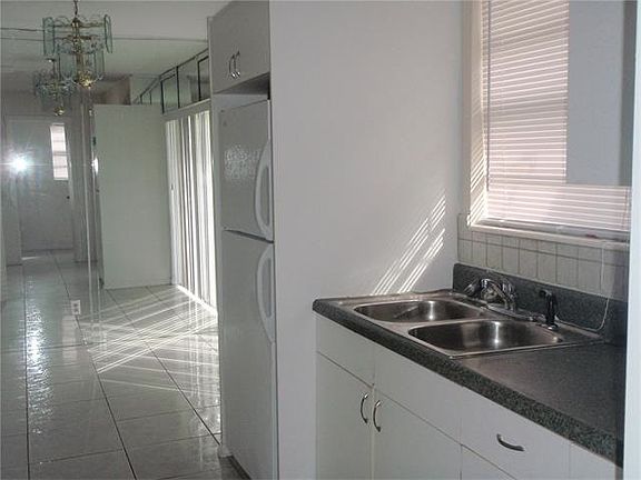 5th image of 820 NE 159th St