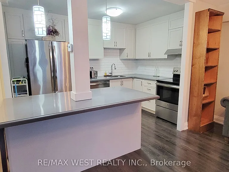 60 Pavane Linkway #812 — Photo 15