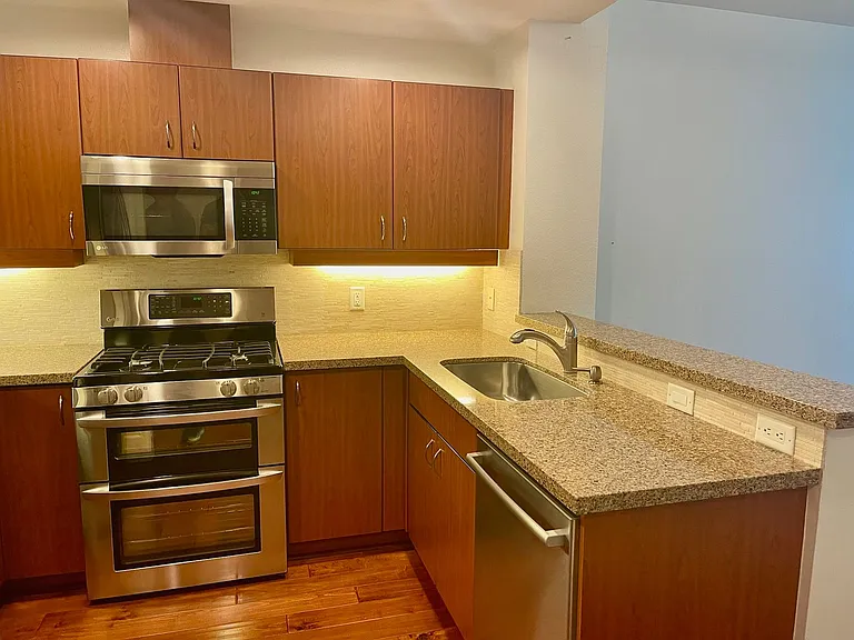 300 W Beech St #304 — Photo 4
