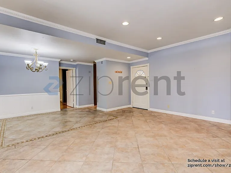 601 N Kenwood St #204 — Photo 3