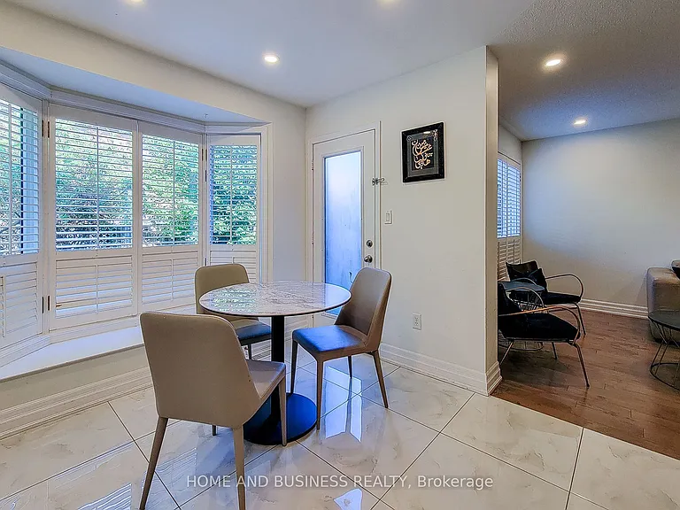 2374 Baintree Cres — Photo 13