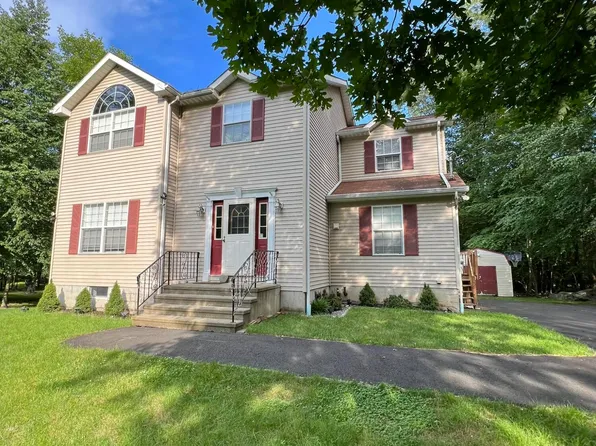 126 Locust Dr, East Stroudsburg, PA 18301