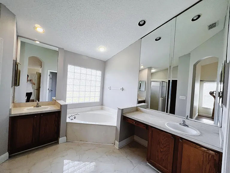 2344 Millford Ln W — Photo 10