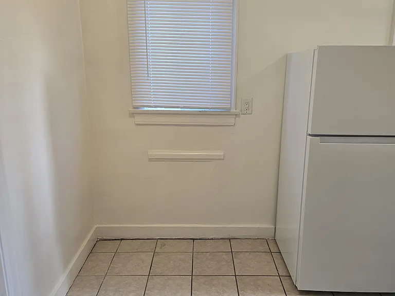 2812 3/4 Hillcrest Dr — Photo 12