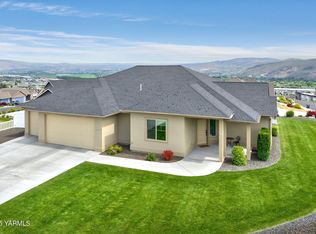 1206 Mayer Ct, Selah, WA 98942