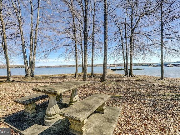 4th image of 240 Lake Front Dr