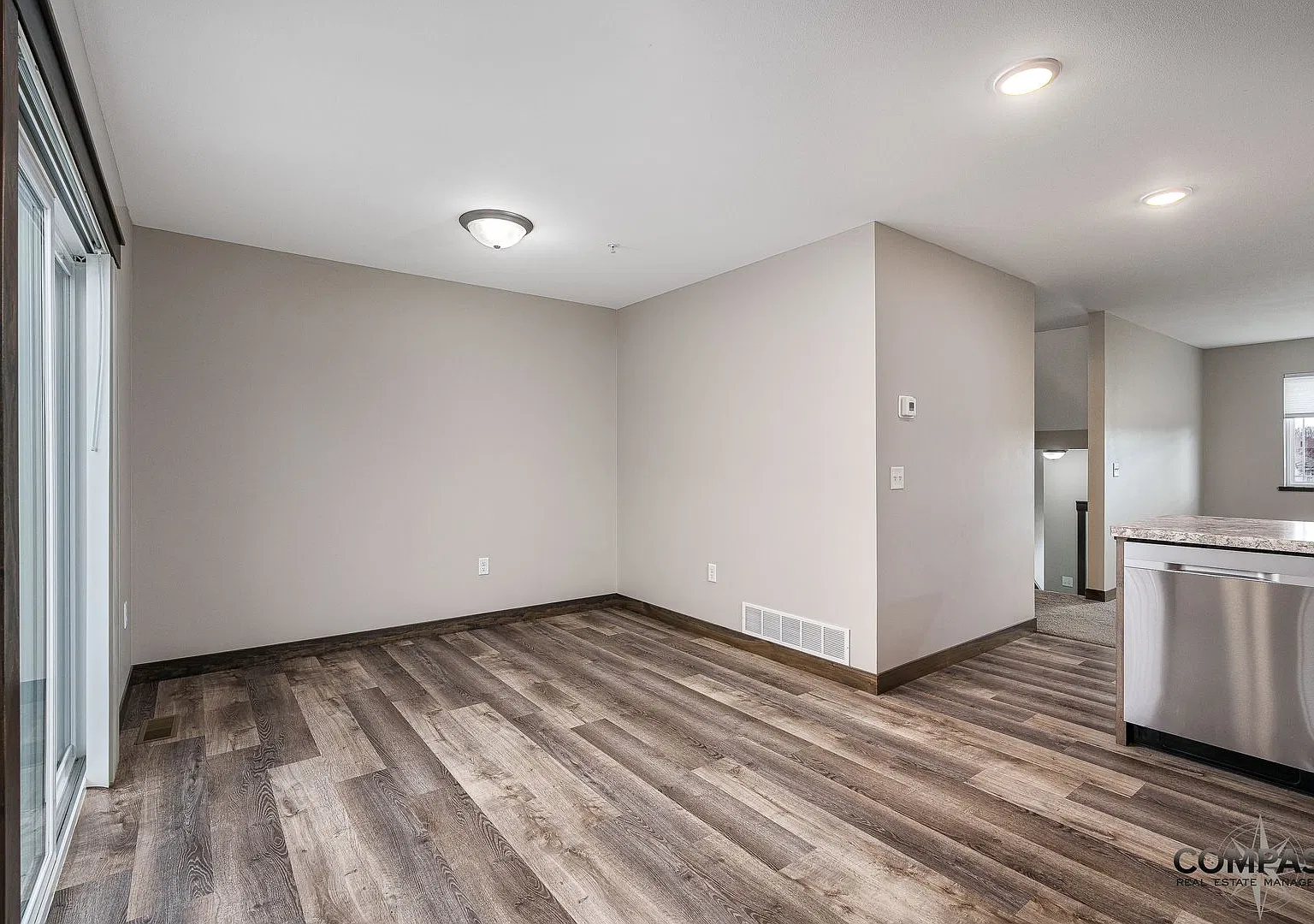 Spacious And Modern Townhome — Photo 3