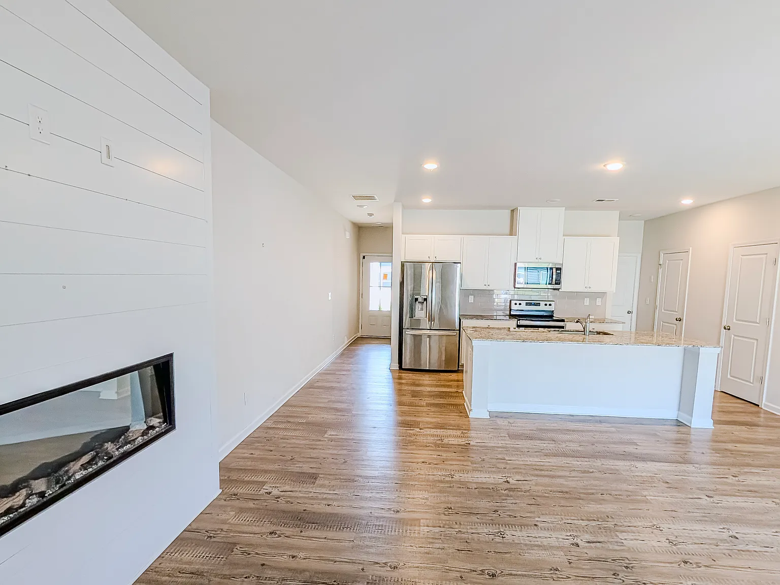 3 bed, 2.5 bath, 1842 sqft, $2,100 — Photo 3