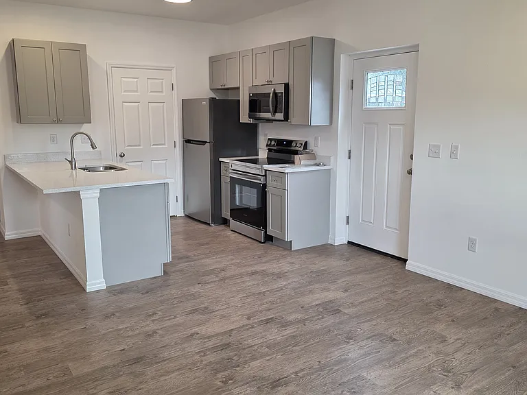 746 Church Ave SW — Photo 9