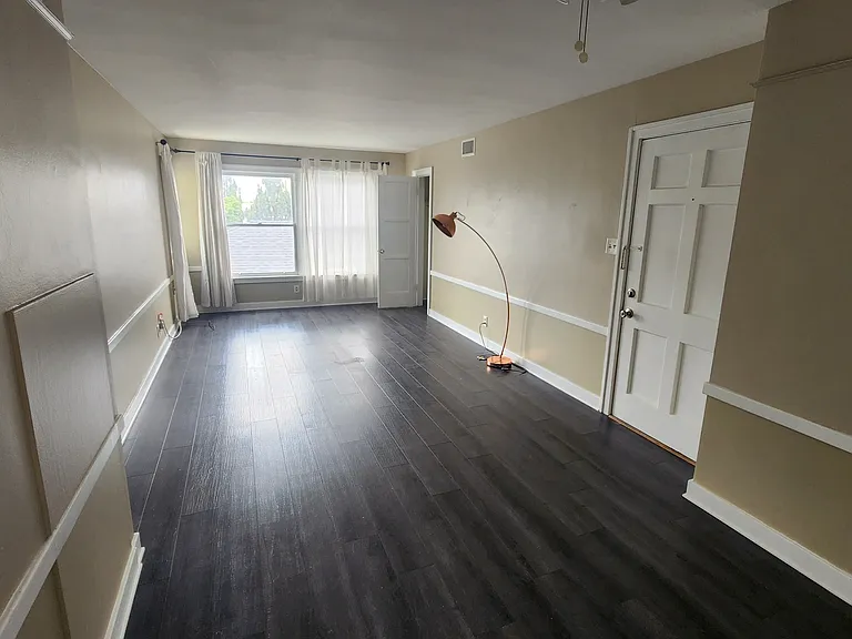 1281 1/2 Devon Ave — Photo 2