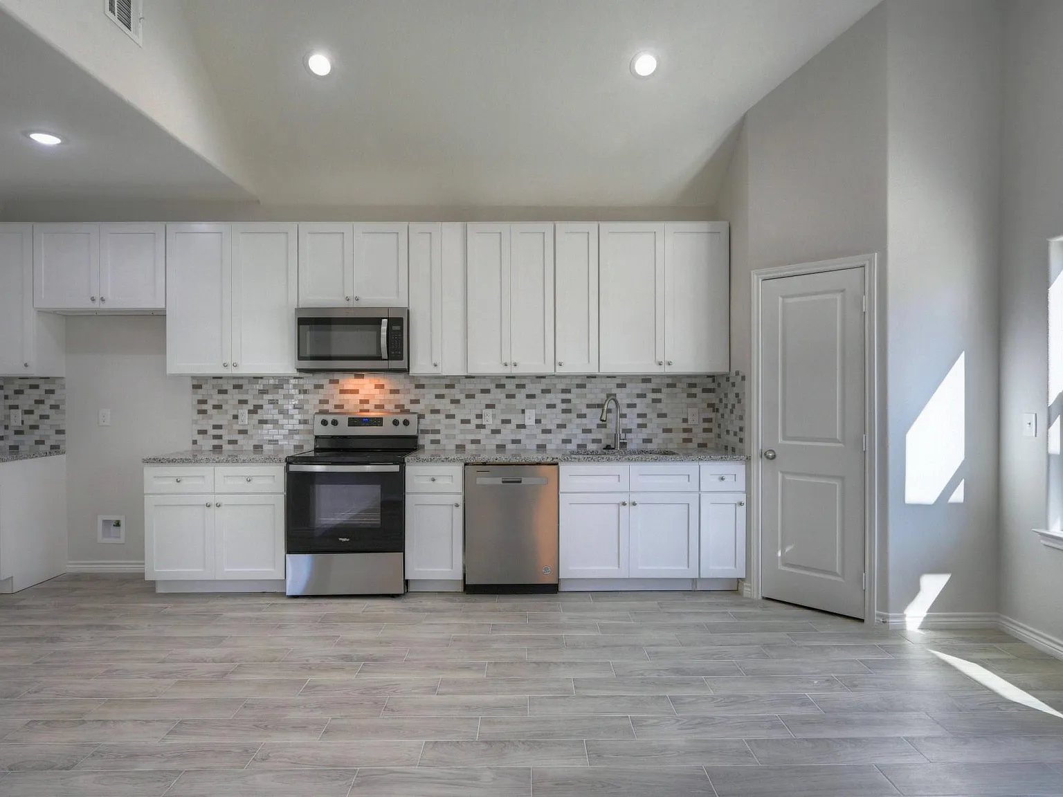 3 bed, 2.0 bath, 1000 sqft, $1,375 — Photo 4