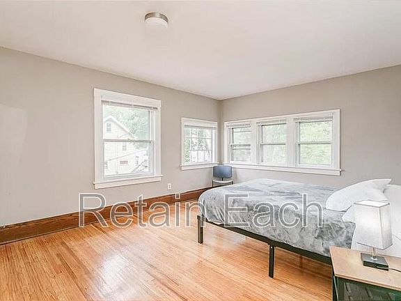 3rd image of 320 Barton St