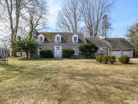 3rd image of 8 Crest Road