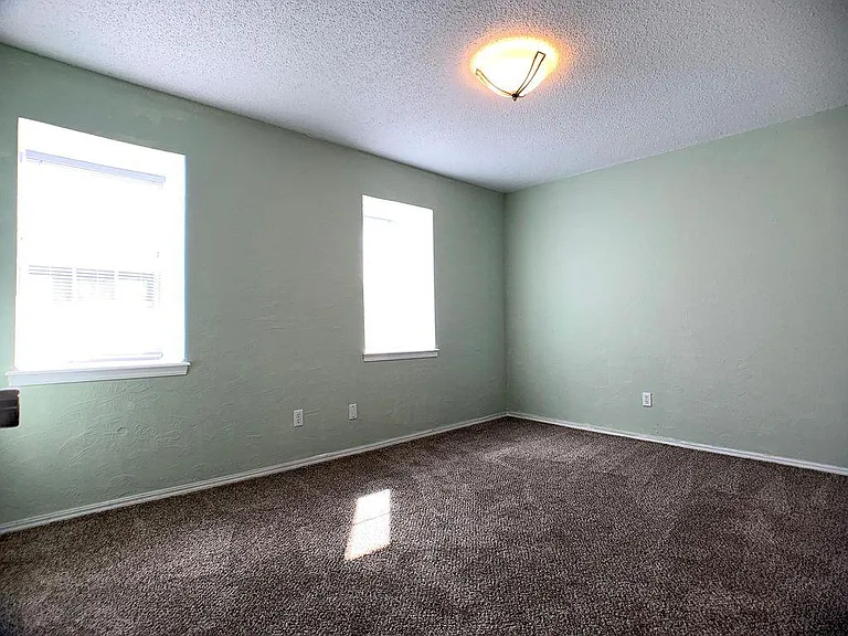 11433 N May Ave — Photo 6