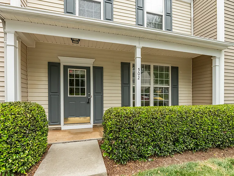 502 Canyon Lake Cir — Photo 2