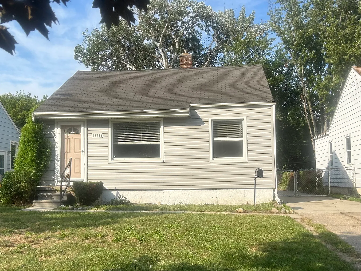 3 bed, 910 sqft, $1,300 — Photo 1
