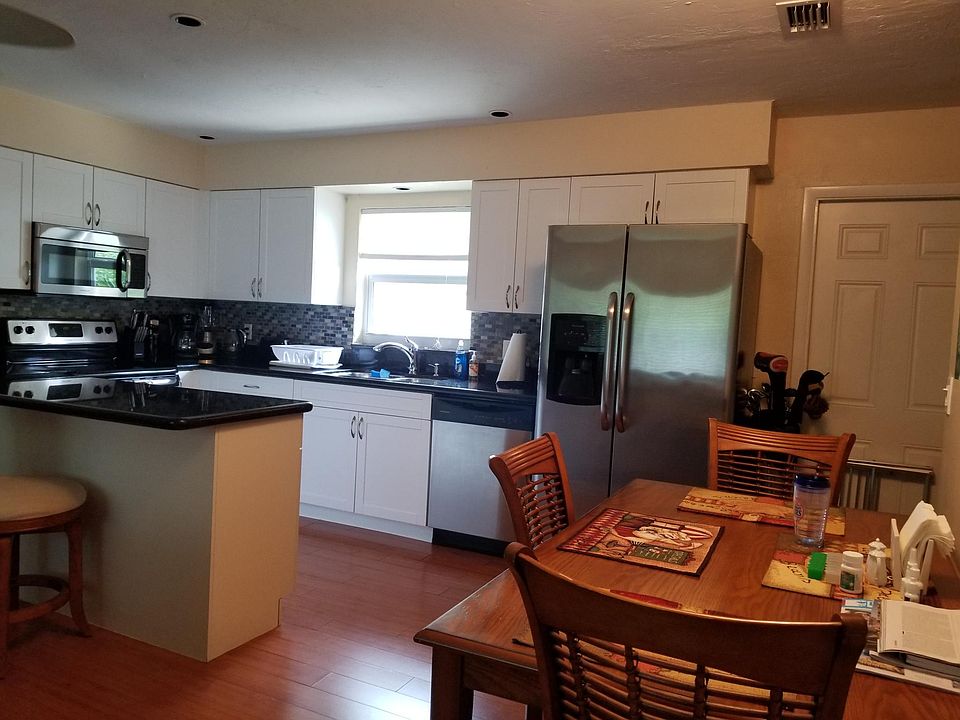 Kitchen dining area