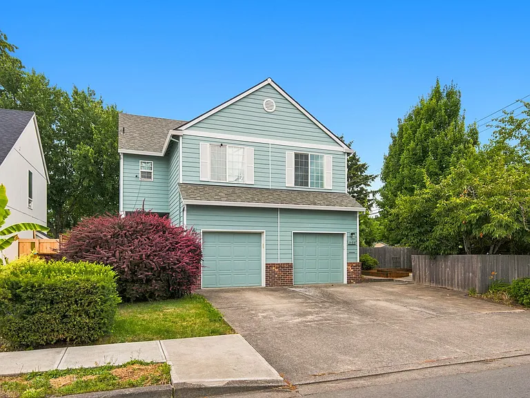 1499 NE Birkshire Ct — Photo 2