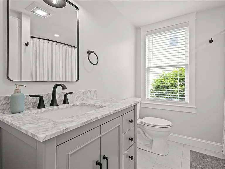 484 Thames St — Photo 8