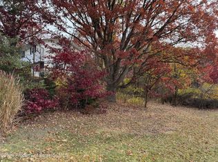 Clearview Ln, Peckville, PA 18452