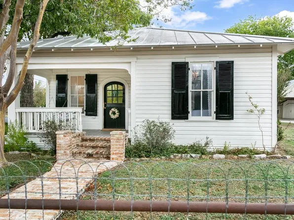 420 S Milam St, Fredericksburg, TX 78624