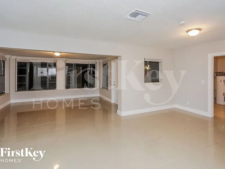 6548 SW 26th St — Photo 3