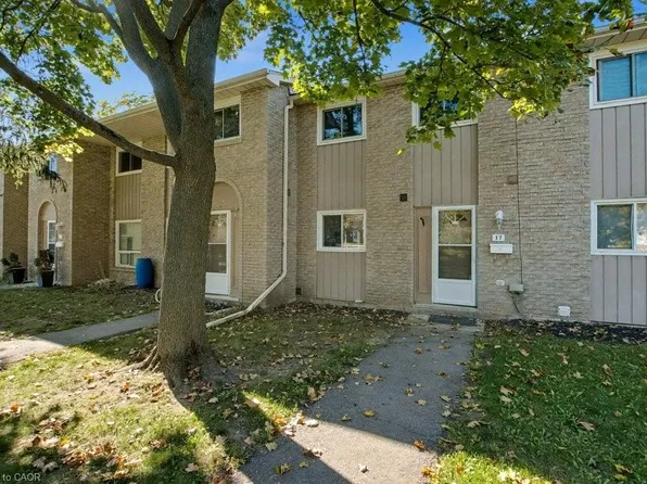 25 Upper Canada Dr #17, Kitchener, ON N2P 1G2