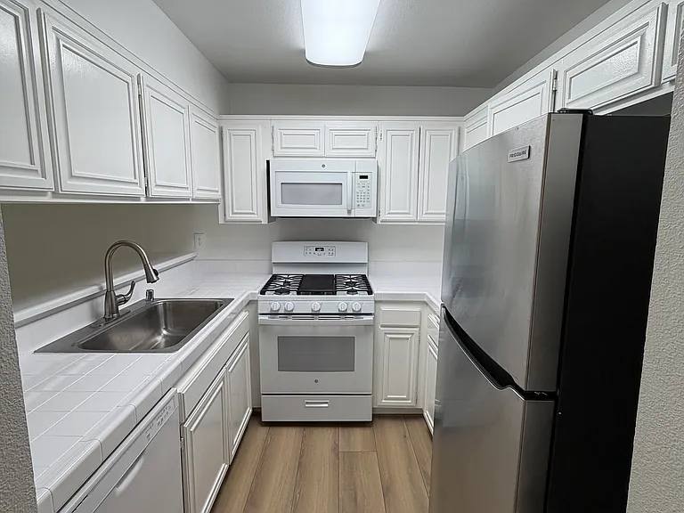 901 S Sherbourne Dr #201 — Photo 3