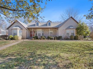 404 Willow Creek Dr, Farmington, MO 63640