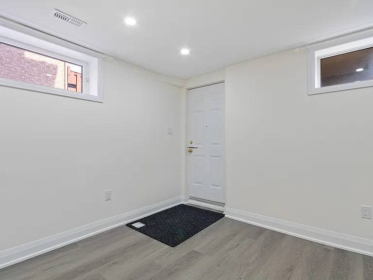 163 Rankin Cres #163 — Photo 5
