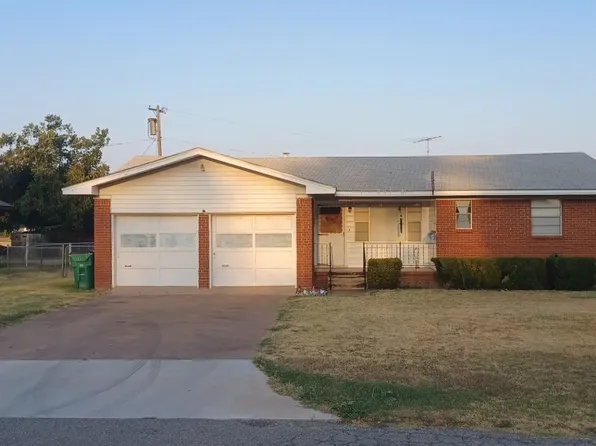 805 Hillcrest Dr, Waurika, OK 73573