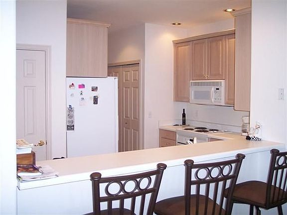 BREAKFAST BAR/KITCHEN