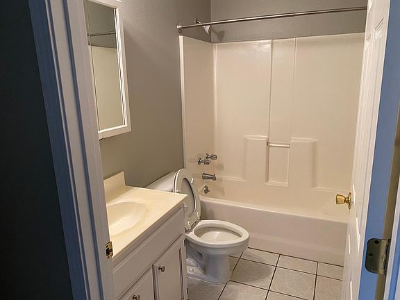 3rd image of 823 S 21st St