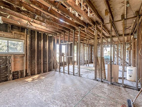 5th image of 419 W Taylor St