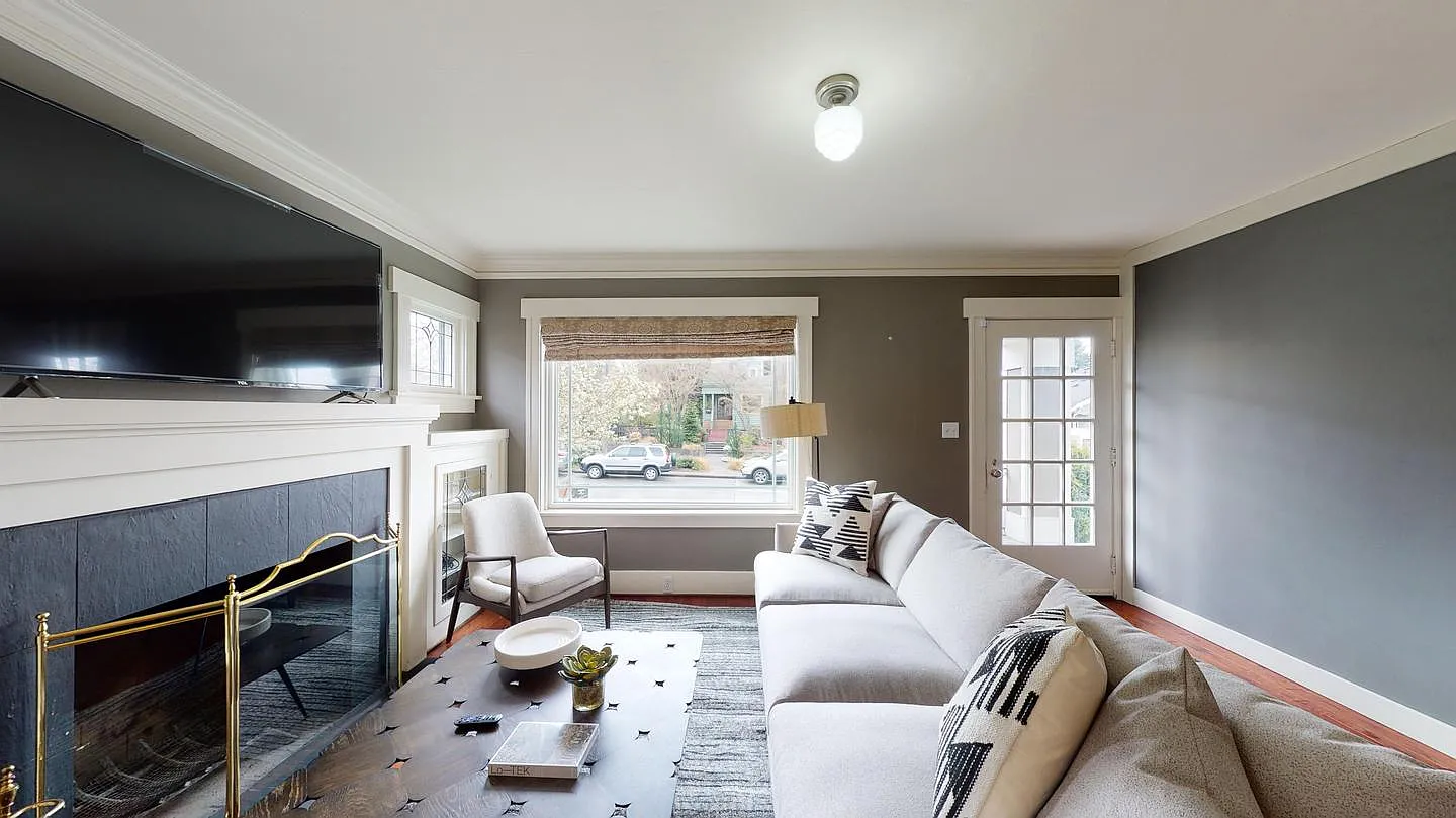 Private Bedroom in Spacious North Queen Anne Home with Fenced Backyard — Photo 2