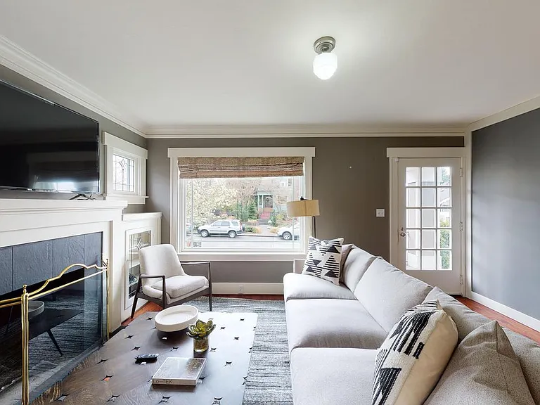 812 W Bothwell St — Photo 2