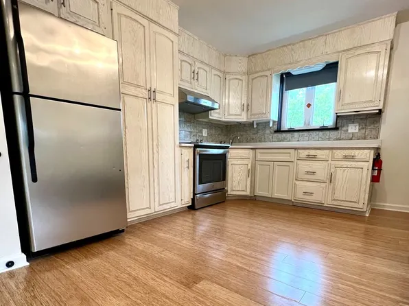 569 Domino Ln, Philadelphia, PA 19128