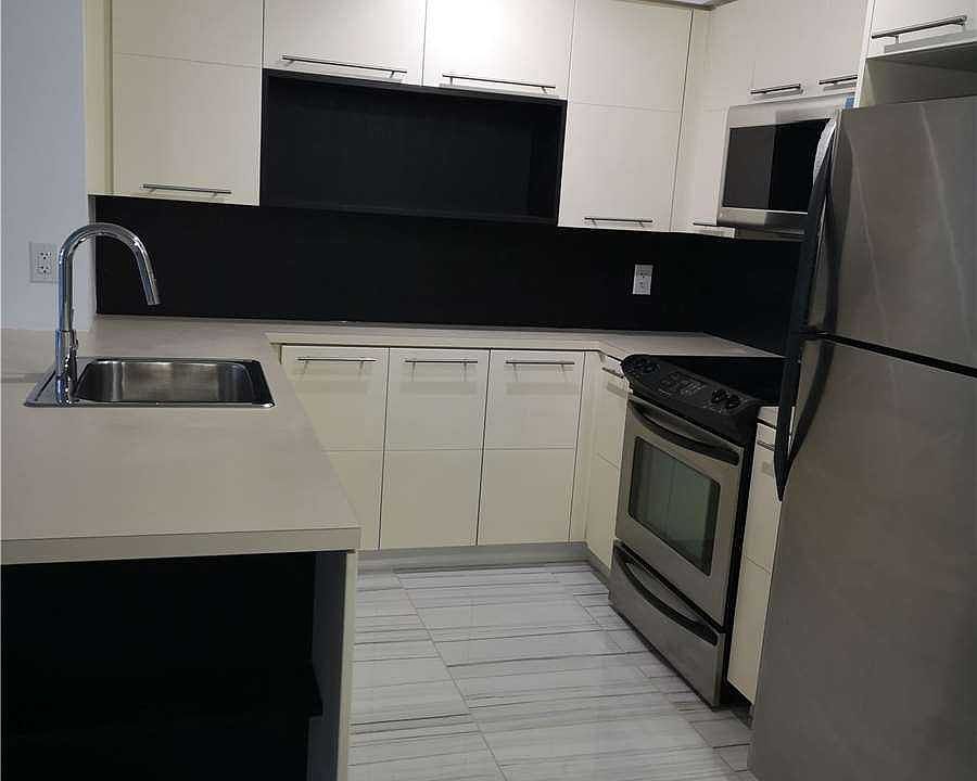 2nd image of 25 Carlton St #2006