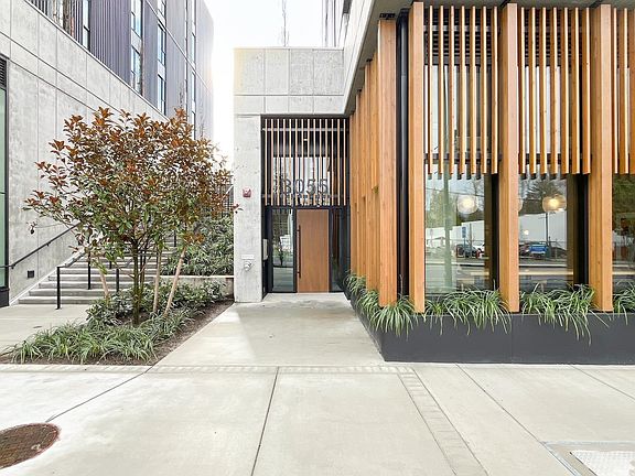 2nd image of 3055 Murray St #302