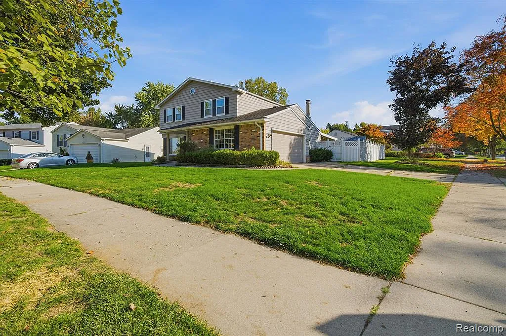 4 bed, 2.5 bath, 1735 sqft, $3,300 — Photo 3