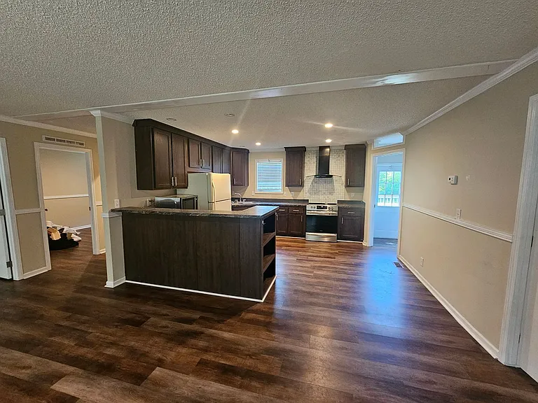 151 Dillon Ln — Photo 4