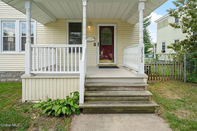 3rd image of 2528 Campbell Avenue