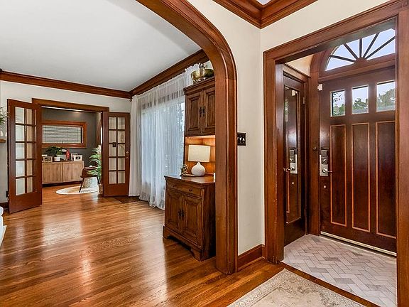 3rd image of 214 W 70th St